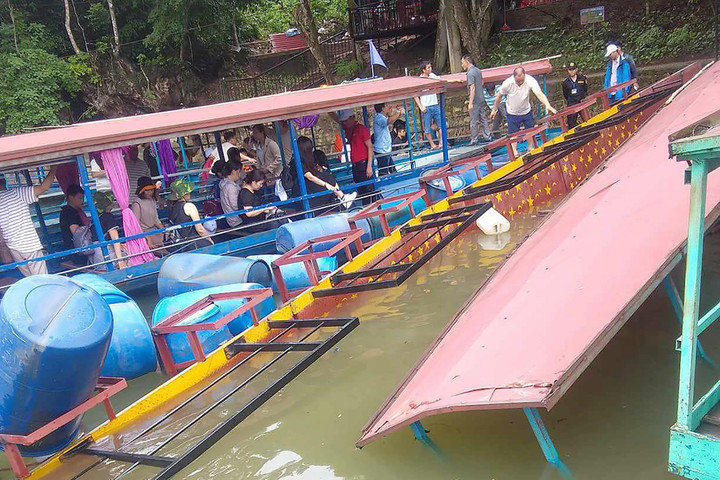 Sập cầu phao khiến nhiều du khách rơi xuống hồ Ba Bể. (Ảnh: Bắc Kạn 24h)