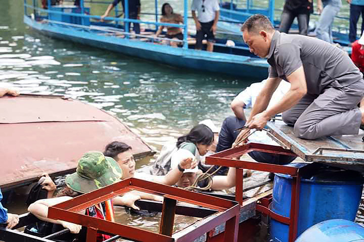 Khoảng 20 người bị rơi xuống hồ Ba Bể. (Ảnh: Bắc Kạn 24h)