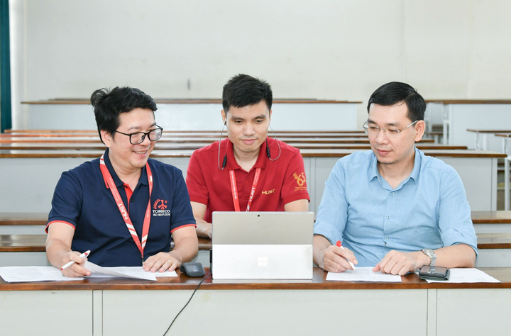 Hội đồng phỏng vấn thí sinh sáng nay.