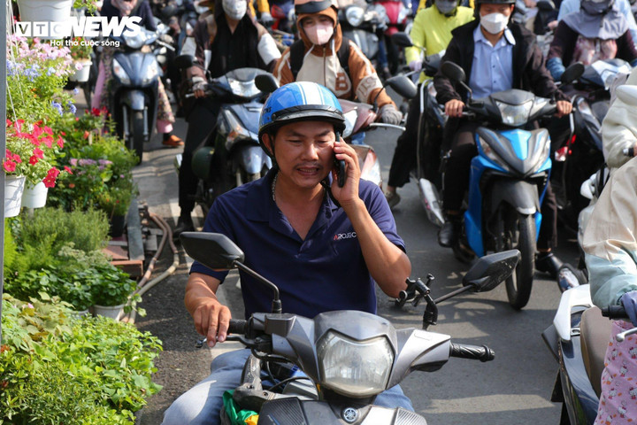 TP.HCM hôm nay 26/5, có mây, trưa đến chiều nắng nóng gay gắt, nhiệt độ cao nhất khoảng 37 độ C.