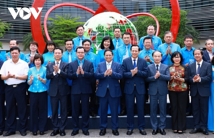 Thủ tướng biểu dương, đánh giá cao và cám ơn sự phối hợp chặt chẽ, đồng hành có hiệu quả của Công đoàn Việt Nam, đoàn viên và người lao động cả nước thời gian qua.