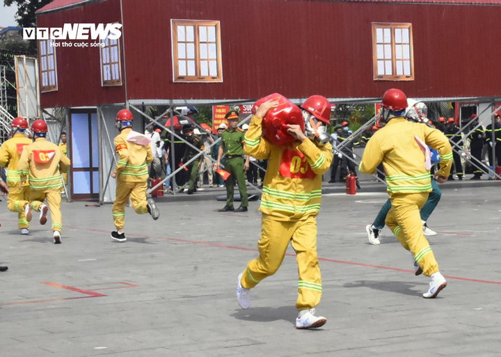 Các đội tham gia phần thi thực hành.