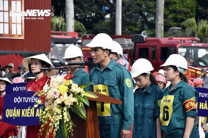 Các đội trải qua 2 phần thi là lý thuyết và thực hành.