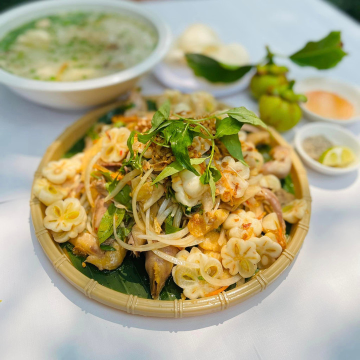 Suất gỏi gà măng cụt tại quán có giá dao động khoảng 400.000 đồng, cho từ 3 - 4 người ăn. (FB Vườn Măng Bình Nhâm)