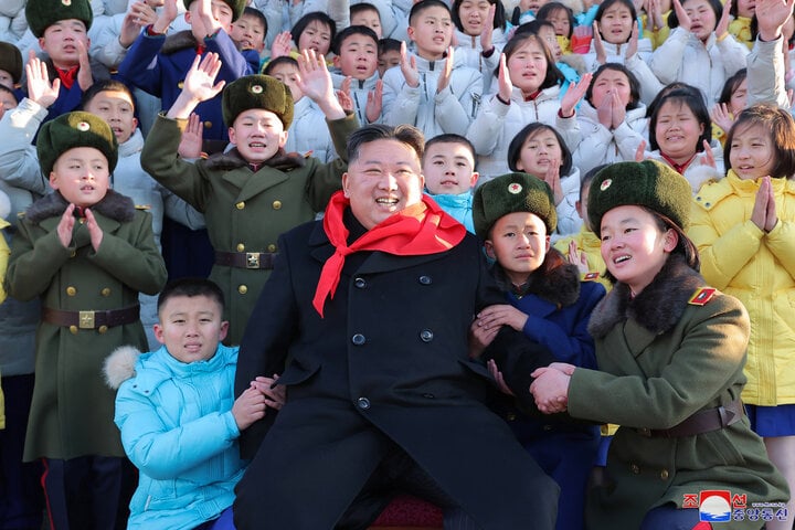 Nhà lãnh đạo Kim Jong-un thăm quan Cung Thiếu nhi và Học sinh Vạn Cảnh Đài vào tháng 5/2014.