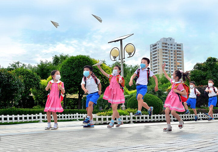 Học sinh tại các trường tiểu học, trung học và đại học ở Triều Tiên được cung cấp miễn phí đồng phục, giày dép, cặp sách và đồ dùng học tập mới khi đến trường.