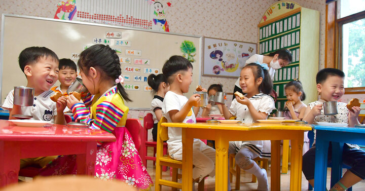 Phụ huynh Triều Tiên yên tâm cho con đến trường khi bữa ăn hàng ngày luôn được nhà nước và giáo viên chú trọng.