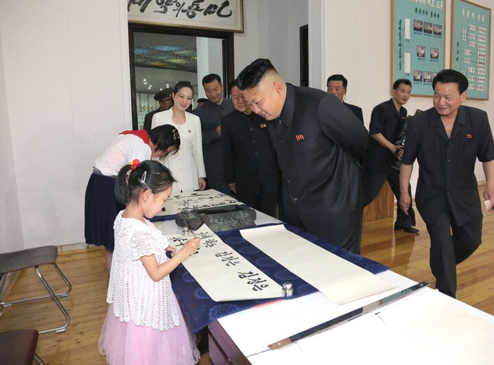 Ông Kim Jong-un chụp ảnh lưu niệm với các đại biểu Đại hội lần thứ 9 Đoàn Thiếu niên Triều Tiên tháng 1/2023.