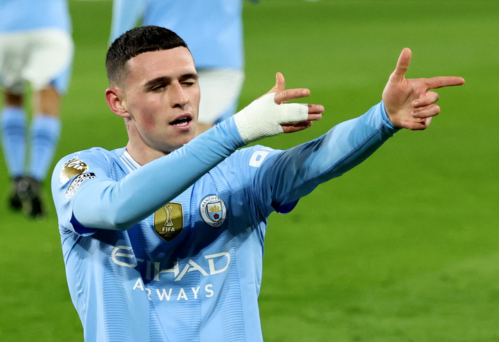 Phil Foden là cầu thủ xuất sắc nhất Premier League mùa giải 2023/24 - danh hiệu đầy xứng đáng với màn trình diễn của ngôi sao này. Foden được HLV Pep Guardiola sắp xếp thi đấu ở 5 vị trí khác nhau cho Man City. Đáp lại, tiền vệ 24 tuổi đóng góp 19 bàn thắng và 8 pha kiến tạo trong hành trình bảo vệ ngôi vương của Man City mùa giải này.