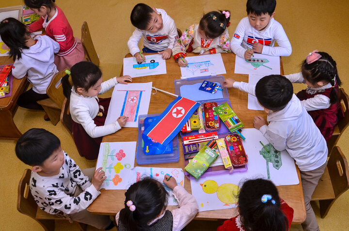 Các em nhỏ đang vẽ tranh bằng đồ dùng học tập do nhà nước cung cấp. Triều Tiên nhấn mạnh đến việc quan tâm giáo dục thế hệ trẻ.