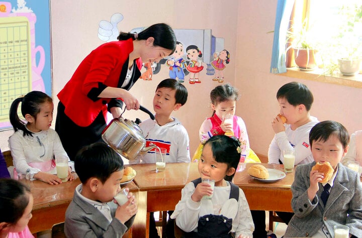 Nhờ chính sách chăm sóc trẻ em của Đảng Lao động Triều Tiên, sảm phẩm sữa được cung cấp đều cho các em nhỏ.
