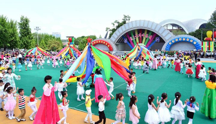 Trẻ em Triều Tiên đón ngày Quốc tế Thiếu nhi 1/6.