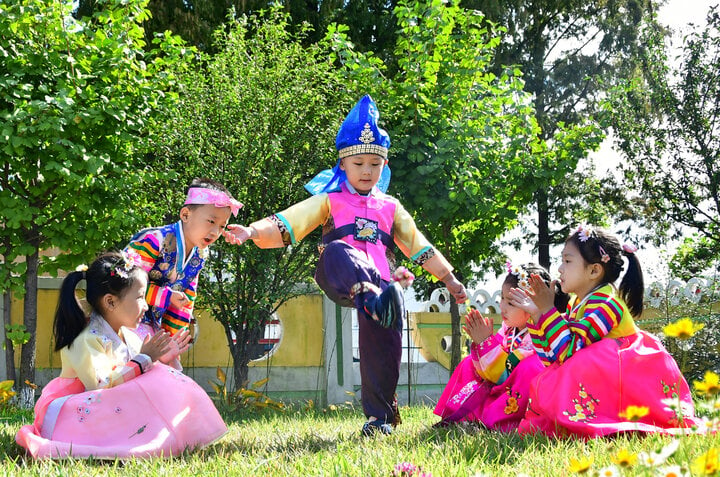 Các em nhỏ Triều Tiên cùng nhau chơi trò chơi dân gian ở không gian ngoài trời.