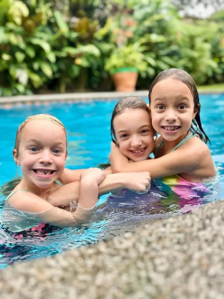 Ba con gái của gia đình Mark và Tiffany. (Ảnh: Mark Baker)