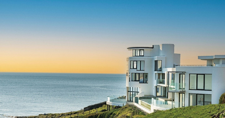 Dinh thự cận biển luôn nằm trong bộ sưu tập của giới siêu giàu. (Ảnh: Knight Frank)