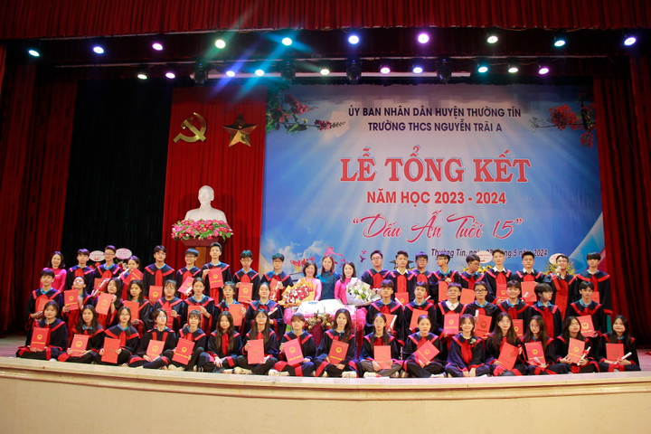 Ban giám hiệu nhà trường chụp ảnh lưu niệm cùng các em học sinh khối 9.