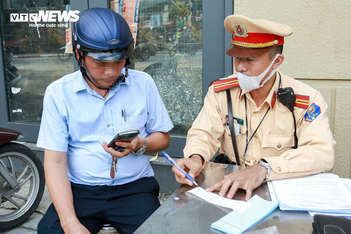 Anh H. tại chốt CSGT. (Ảnh: Viên Minh)