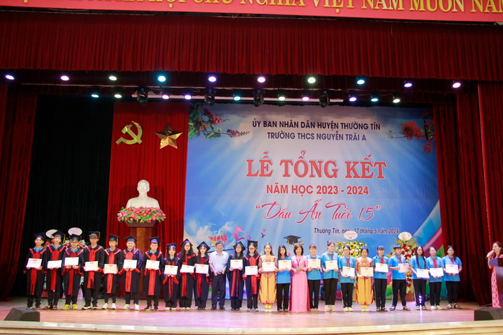 Cô Phạm Thị Ngọc Thúy - Hiệu trưởng nhà trường trao bằng khen cho các em học sinh đạt giải trong các cuộc thi học sinh giỏi cấp huyện và thành phố.