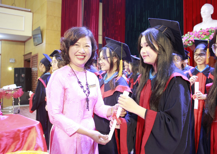 Cô Phạm Thị Ngọc Thúy - Hiệu trưởng nhà trường trao giấy chứng nhận tốt nghiệp cho các em học sinh khối 9.