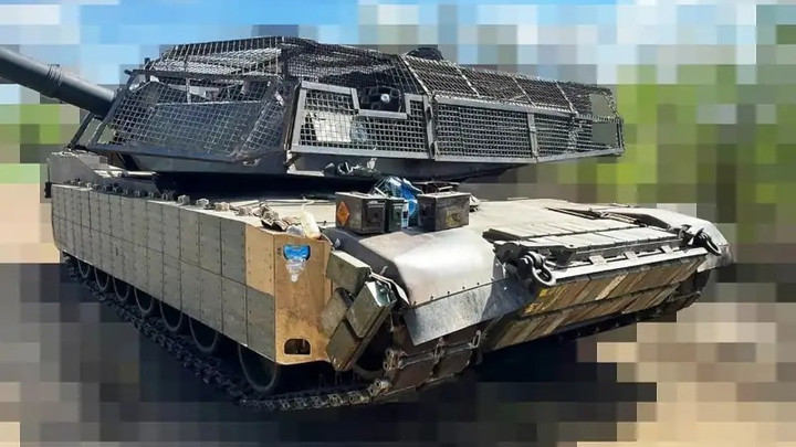 Một chiếc Abrams của Ukraine được trang bị giáp phản ứng nổ và giáp lồng.