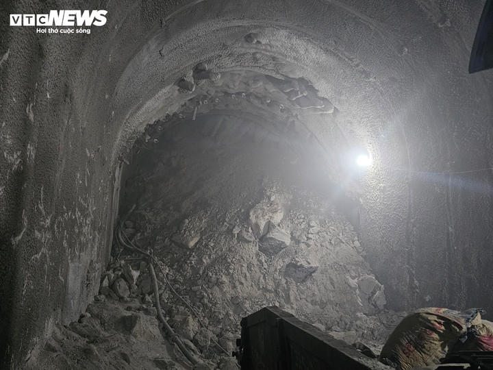 Sáng 26/5, trong lúc công nhân đang hốt dọn đất đá tại điểm sạt lở này ra bên ngoài thì một lượng lớn đất, đá từ điểm sạt lở ngày 21/5 lại sạt xuống khu vực này.