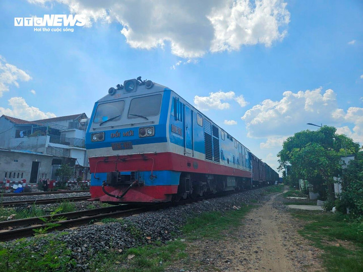 Các tàu hàng ùn ứ ở ga Đông Tác, thành phố Tuy Hòa.