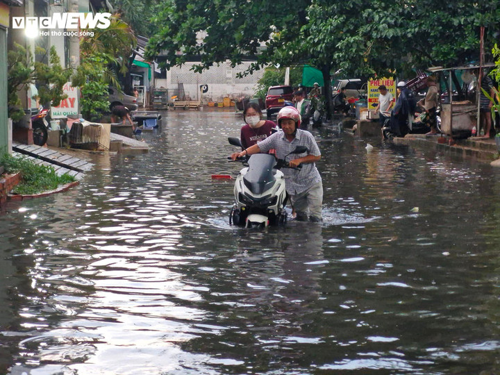 Một nhánh nhỏ ngập sâu trên đường Đỗ Xuân Hợp (phường Phước Long B, TP Thủ Đức).
