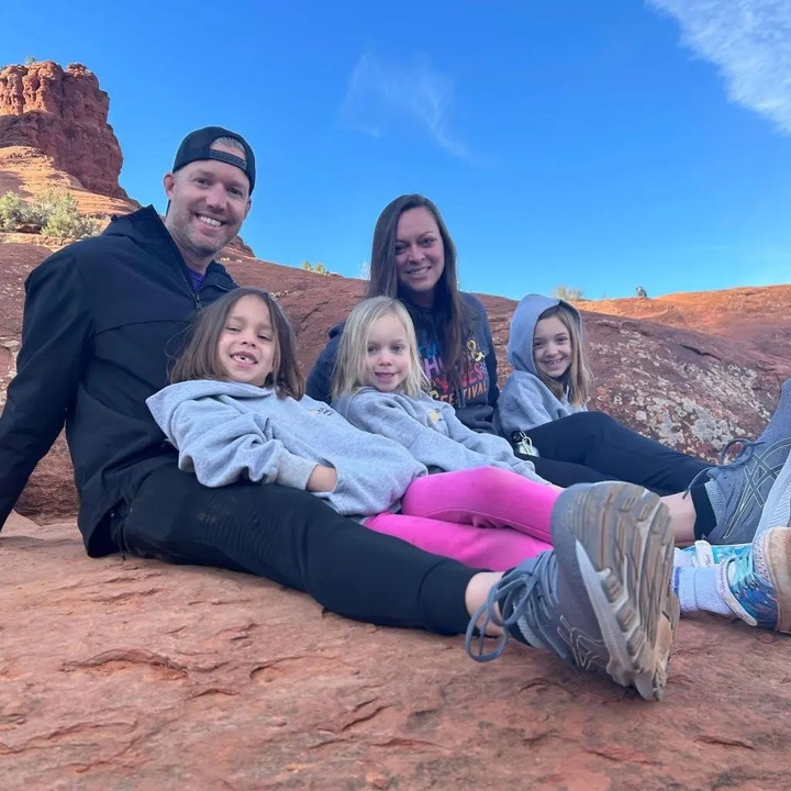 Cặp vợ chồng người Mỹ bỏ việc đưa 3 con đi khắp thế giới. (Ảnh: Mark Baker)