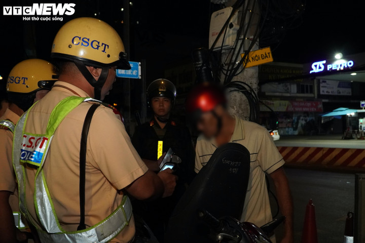 Bị CSGT ra hiệu lệnh dừng xe, kiểm tra nồng độ cồn, người đàn ông không chấp hành và bỏ lại phương tiện.