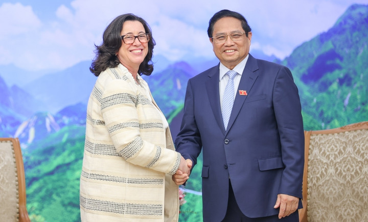 Thủ tướng Phạm Minh Chính và bà Manuela V. Ferro, Phó Chủ tịch WB. (Ảnh: VGP/Nhật Bắc)
