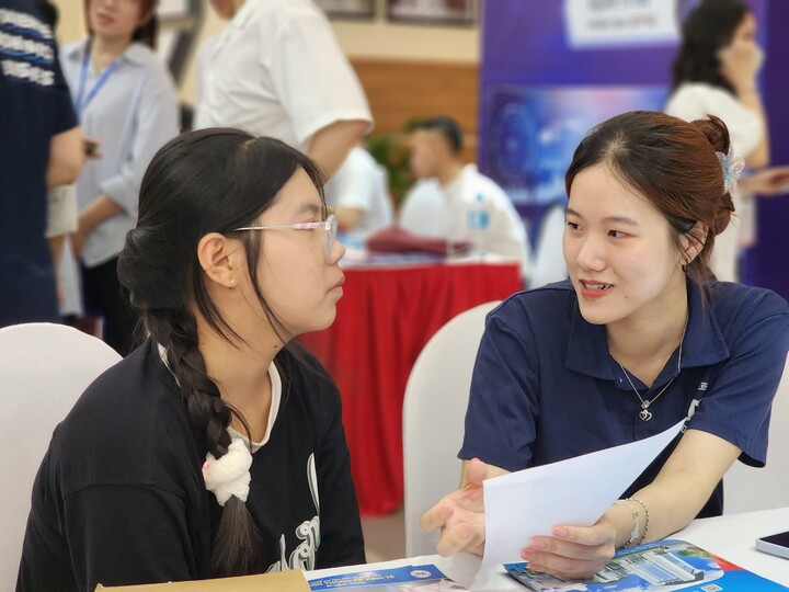 Thí sinh tham gia ngày hội tư vấn của trường Đại học Kinh tế quốc dân 2024.