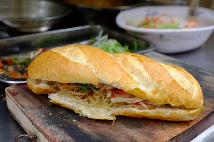 Quán bánh mì Hồng Bàng Nha Trang được nhiều khách du lịch biết đến bởi món bánh mì siêu rẻ, hương vị hấp dẫn.