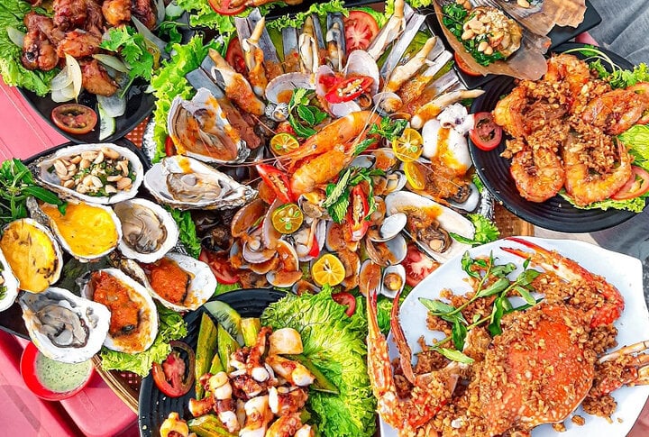 Đến với thành phố biển Nha Trang xinh đẹp, bạn không thể nào quên thưởng thức hải sản tươi ngon tại đây.