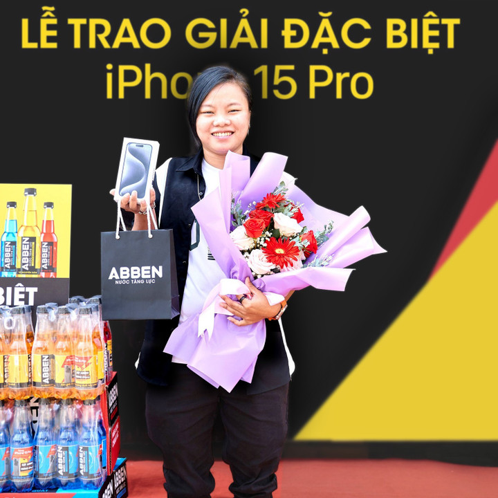 Chị Trần Thị Thu Trang bên chiếc iPhone vừa được Ban tổ chức bàn giao.