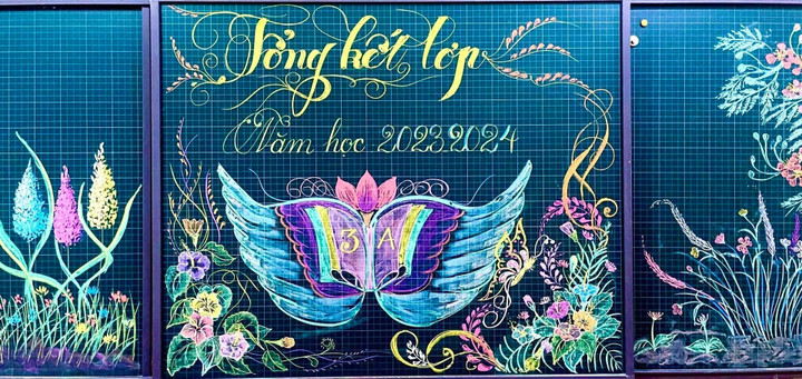 Cô Hoàng Lam Luyến, giáo viên Trường Tiểu học Thị trấn Hát Lót (Sơn La) dành thời gian nghỉ trưa để tự tay trang trí tấm bảng nhân dịp tổng kết lớp.