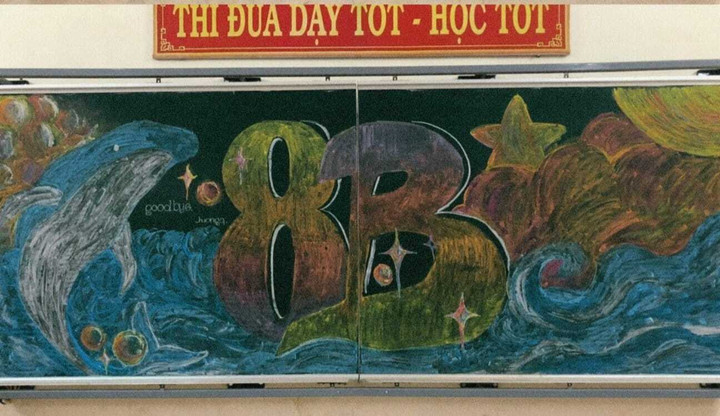 Các bạn học sinh lớp 8B Trường THCS Lạc Vân (Ninh Bình) "flex" chiếc bảng ấn tượng và nhận về hàng nghìn lượt tương tác. (Ảnh: Quách Thu Hương)