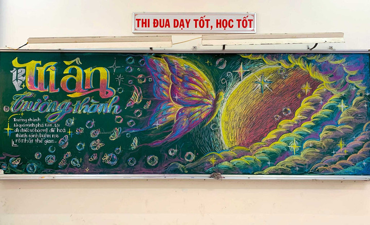 Những ngày cuối tháng 5, học sinh bước vào mùa chia tay trường lớp đầy xúc động, những lớp cuối cấp. Để lưu giữ những kỷ niệm đẹp thời áo trắng với bảng xanh, phấn trắng, ở nhiều lớp, chiếc bảng thân quen được vẽ thành bức tranh ấn tượng. Bức tranh chia tay tuổi học trò trên tấm bảng của lớp 12V Trường chuyên Thoại Ngọc Hầu (An Giang) gây sốt trên nhiều nền tảng mạng xã hội vì quá đẹp. (Ảnh: Tâm Thanh)