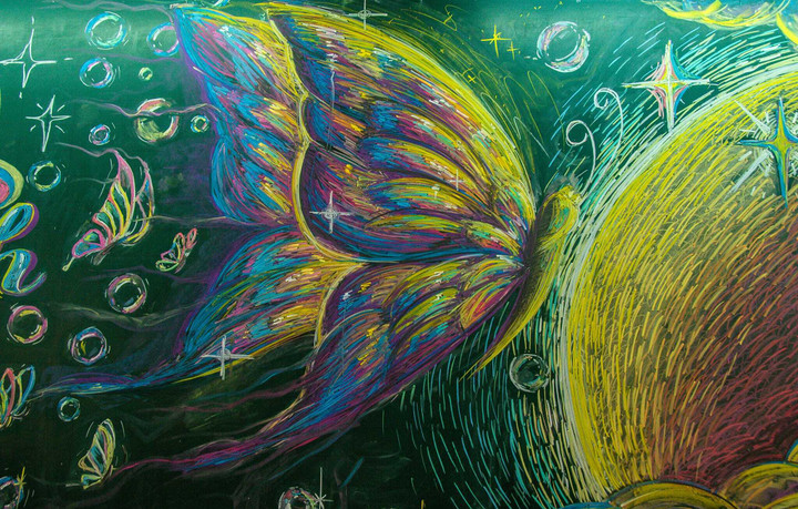 Ba thành viên lớp 12V mất 5 tiếng để hoàn thành. Bức tranh mang thông điệp: Trưởng thành chính là cách ta phá vỡ vỏ bọc, bước ra khỏi vùng an toàn của bản thân. Xem tác phẩm này trên mạng xã hội, nhiều người xúc động nhớ về kỷ niệm tuổi học trò, chính vì thế mà bức tranh bảng thu hút hàng triệu view và hàng nghìn bình luận. (Ảnh: Tâm Thanh)