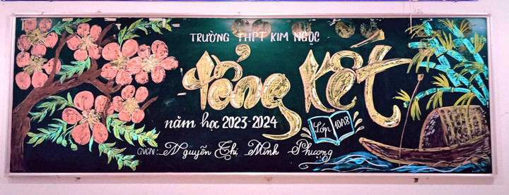 Bức tranh bảng đầy ý nghĩa của cô trò lớp 10A8, Trường THPT Kim Ngọc (Vĩnh Phúc) được nhận xét là không kém gì tác phẩm của họa sỹ. Hình ảnh hoa phượng tượng trưng cho mùa chia tay, hình con thuyền tri thức ra khơi thể hiện khát vọng chinh phục những chân trời mới. (Ảnh: Bích Ngọc)