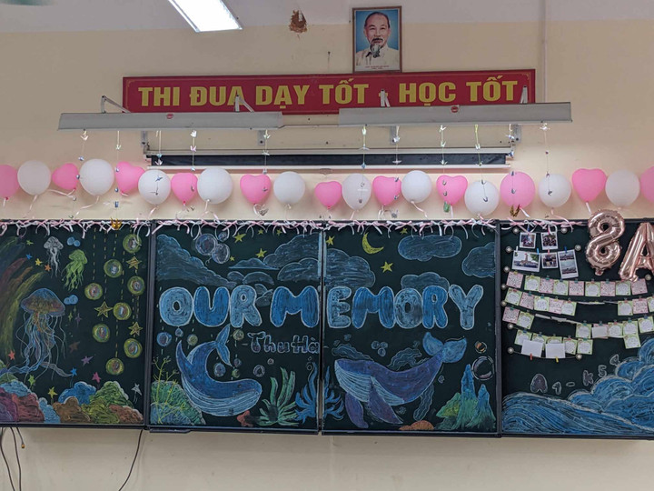 Chỉ với vài mẩu phấn và tấm bảng, nhóm học sinh này đã tạo ra một tác phẩm đẹp khiến bạn bè trầm trồ. (Ảnh: Anh Tân)