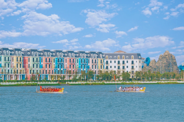 Hội đua Thuyền Rồng năm 2024 tại Khu du lịch Quốc tế Đồi Rồng thu hút đông đảo người dân và du khách tham gia.