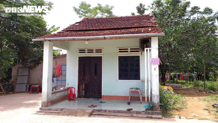Nhà của một hộ dân thôn 1, xã Hòa Ninh xuống cấp, tường nứt, ngói mục, mưa xuống là dột khắp nơi.