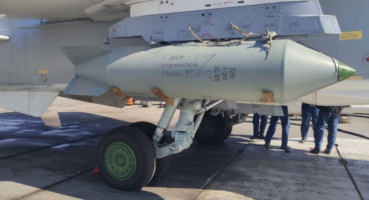 Bom ODAB-1500 gắn trên máy bay chiến đấu.