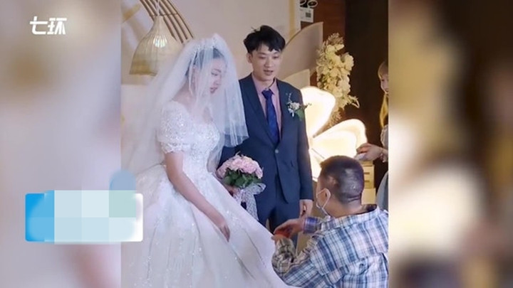 Phù rể bất ngờ quỳ gối như đang cầu hôn cô dâu. (Ảnh: HK01)