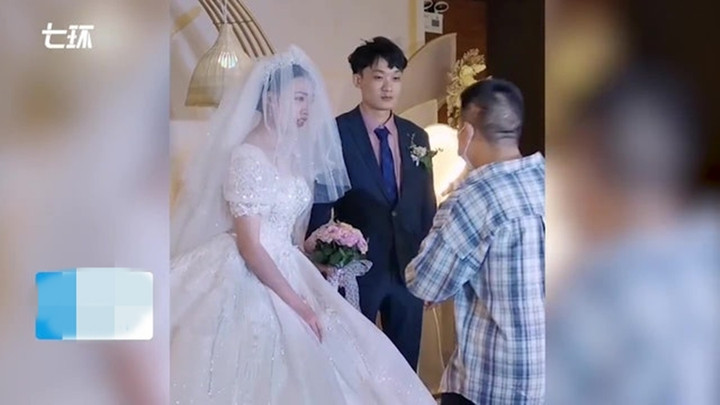 Hành động của chàng phù rể khiến mọi người "thót tim". (Ảnh: HK01)