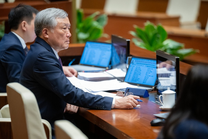 Chánh án TAND Tối cao Nguyễn Hoà Bình lắng nghe các ý kiến góp ý.