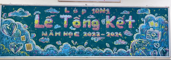 Vào ngày tổng kết, tập thể lớp 10N1 cũng sáng tạo bức tranh "mây bồng bềnh" khá độc đáo.