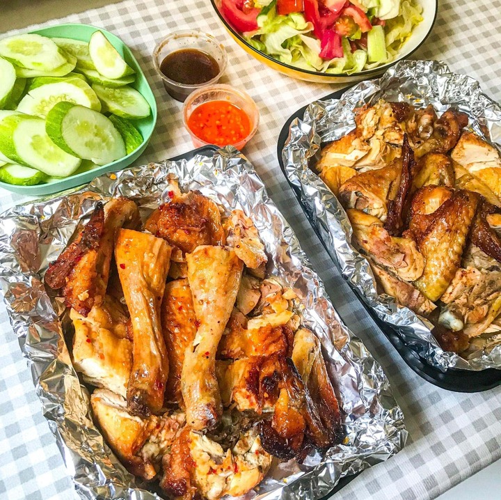 Gà nướng Sáu Gà chỉ chuyên phục vụ combo gà nướng và lẩu gà lá giang rất được lòng thực khách. (Ảnh: FB Gà nướng Sáu Gà)