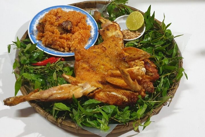 Món gà nướng tại Cây Bàng rất được yêu thích nhờ bí quyết tẩm ướp đặc biệt của quán. (Ảnh: Toplist)