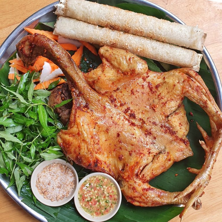 Phần gà nướng Thái Tuấn thường ăn kèm bánh bao nướng hoặc xôi. (Ảnh: FB Gà nướng Thái Tuấn)